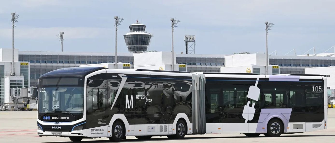 Elektrobusse auf dem Vorfeld des Flughafen München, Klimaschutz und Nachhaltigkeit am Airport
