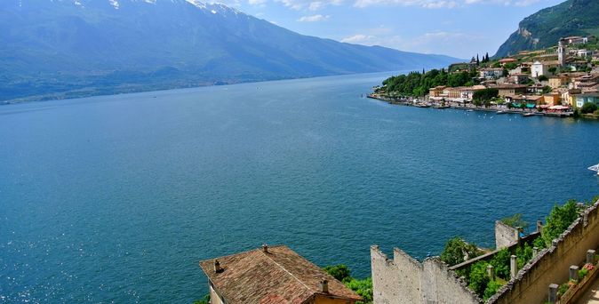 Gardasee: Ferienhäuser am Meer Berge Lanschaft
