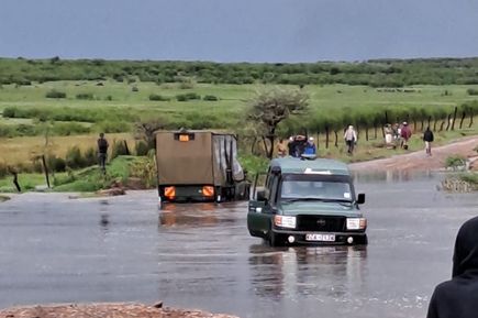 Jeeps fahren durch eine tiefe Pfütze 