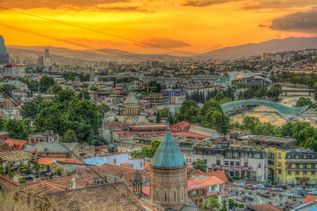 Blick auf Georgiens Hauptstadt Tiflis