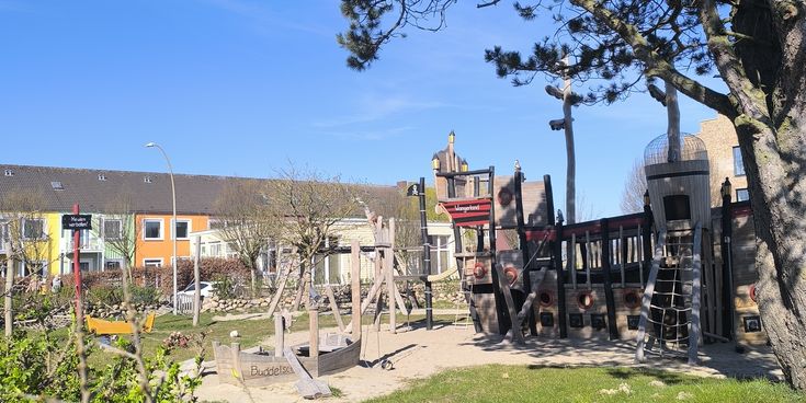 Spielplatz mit Klettergerüst und Sandkasten