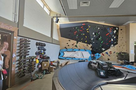 Indoor-Kletterhalle mit Skateboards und Pipeline