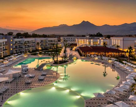 Poolanlage des Aldiana Clubs Calabria bei Sonnenuntergang