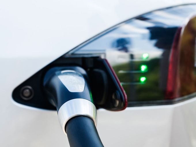 Nahaufnahme eines Elektroautos beim Laden – Symbol für nachhaltige E-Mobilität.