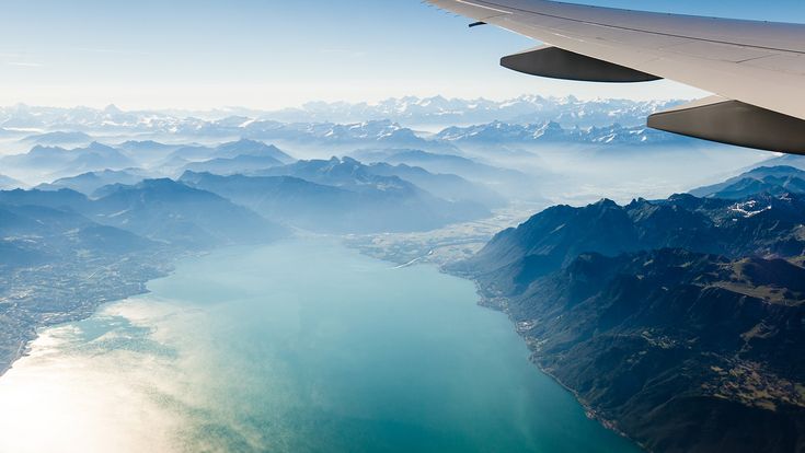 Blick aus dem Flugzeug auf Berge und See