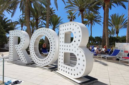 Weiße Buchstaben "ROB", Jandia Playa