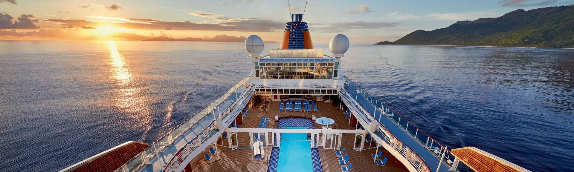 Pooldeck auf Kreuzfahrt Schiff