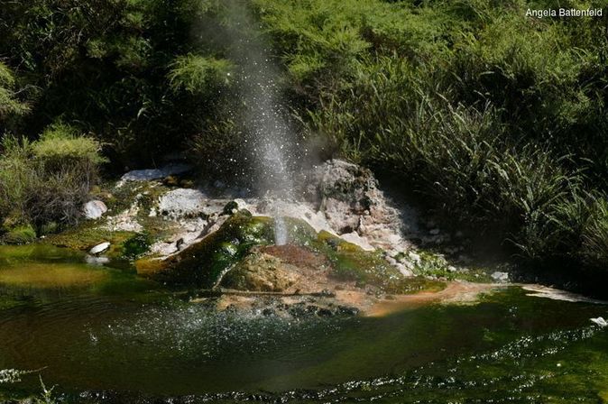 Fluss und sprühende Wasserfontäne in Neuseeland