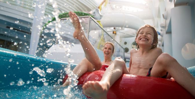 Trend Familien-Kreuzfahrten - Kinder auf Rutsche von AIDA Schiff