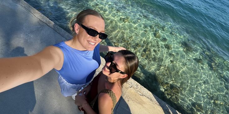 Selfie von Maya & ihrer Freundin am Meer