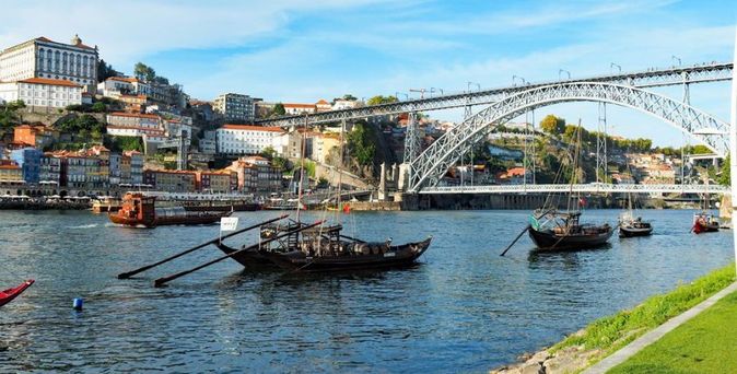 Brücke über Fluss mit Booten in Porto