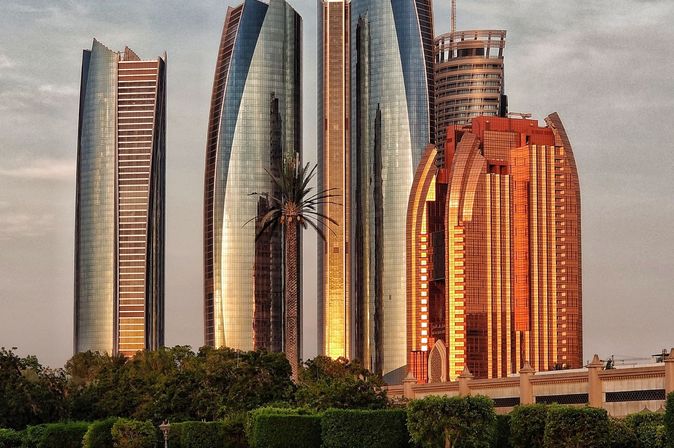 Park vor Wolkenkratzern in Abu Dhabi