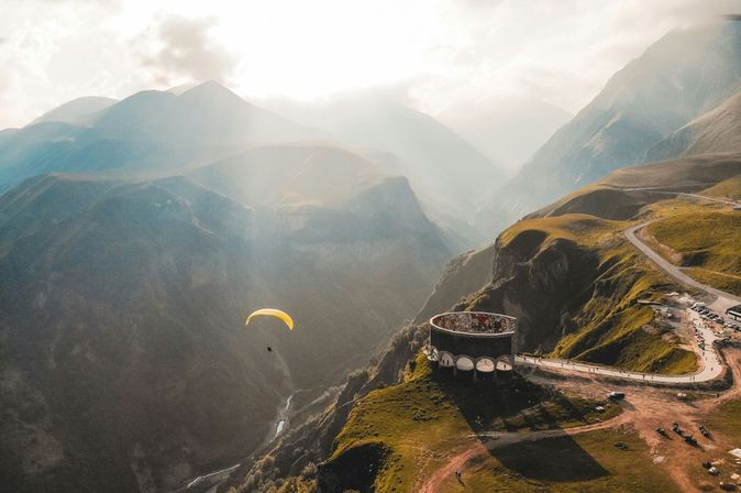 Sonnige Berge in Georgien
