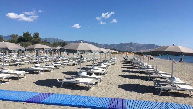 Strandabschnitt mit Liegen und Schirmen des Aldiana Clubs Calabria