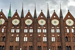 Rotes Backsteinhaus mit spitzen Giebeln auf Rügen