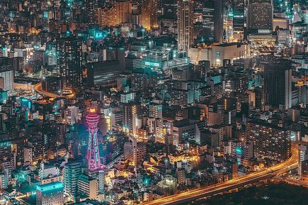 Blick auf die Innenstadt von Osaka bei Nacht
