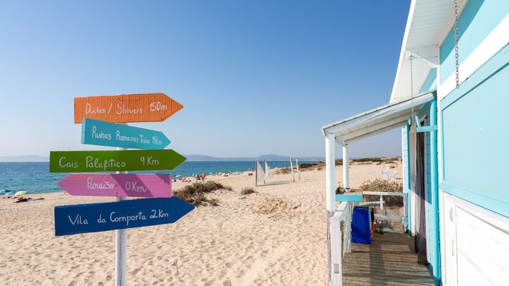 Strand von Comporta mit bunten Wegweiser-Pfeilen