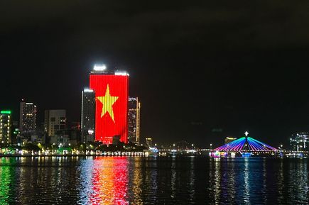 Blick über die Stadt von Danang bei Nacht