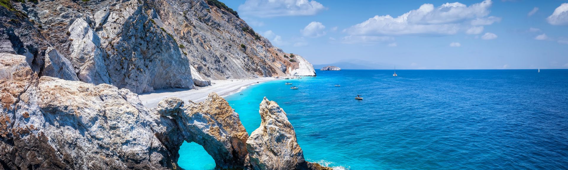 Luftblick auf den schönen Strand von Lalaria auf Skiathos