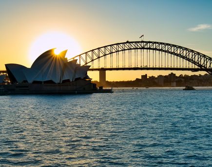 Sonnenuntergang hinter Oper in Sydney und Meer