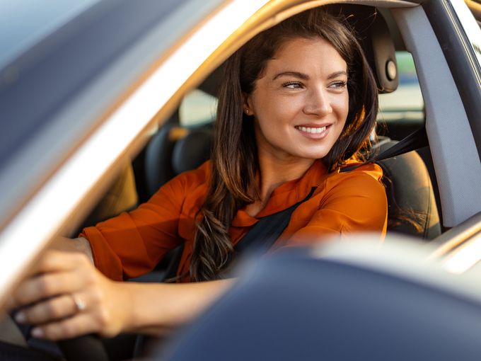 Europcar Frau am Steuer eines Mietwagens
