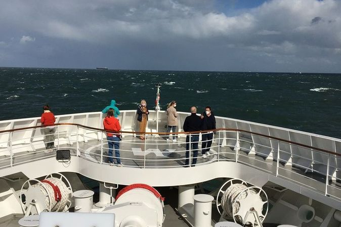 Gäste stehen vorn an Deck vom Expeditionsschiff MS HANSEATIC Spirit