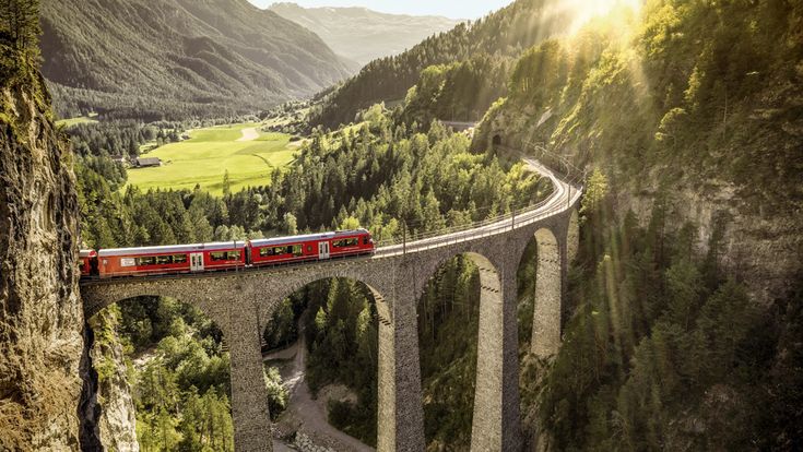 Brücke der Rhätischen Bahn mit einer roten Bahn