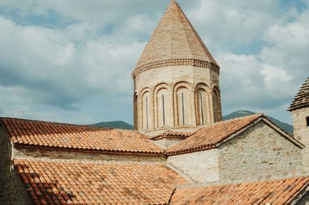 Turm und Häuserdächer in Georgien