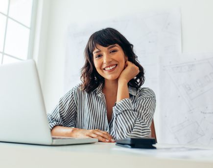 Frau mit gestreifter Bluse am Laptop