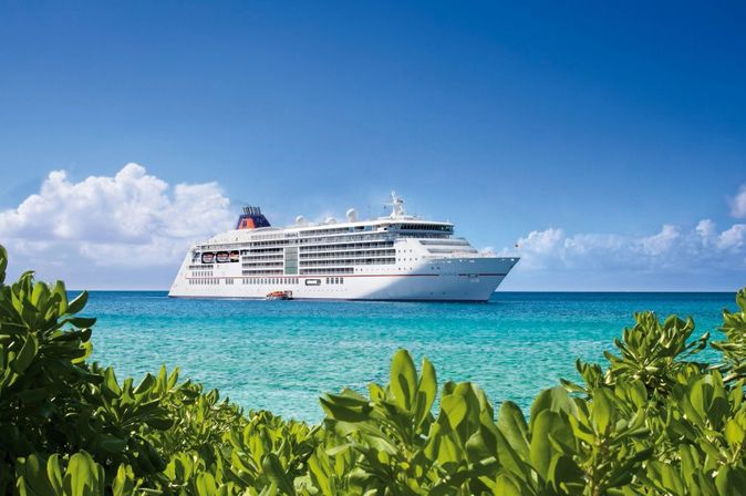 Kreuzfahrtschiff MS Europa 2 im Meer