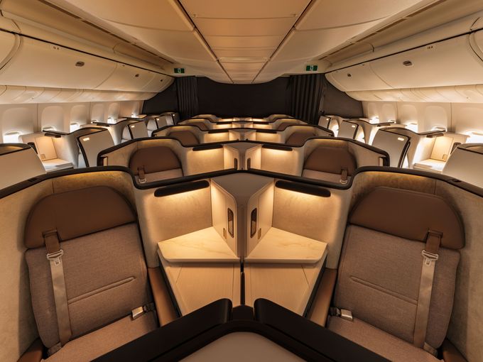 Business-Class-Kabine der Cathay Pacific Aria Suite in Beige-Braun mit 1-2-1-Bestuhlung, Schiebetüren und warmem Ambientelicht