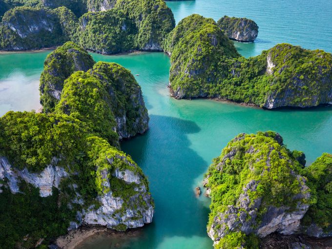 Drohnenansicht über die Halong Bucht