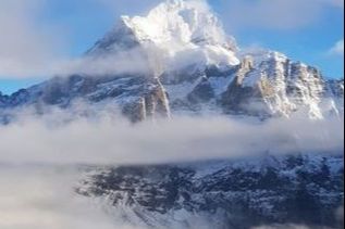 Wolken am Gipfel von Schweizer Berg