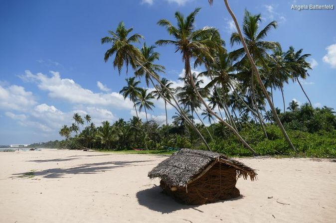 Strand der Insel Sri Lanka (Indischer Ozean in Asien)