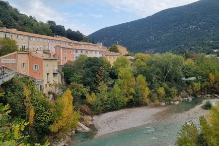 Malerisches Dorf mit einem kleinen Bach 