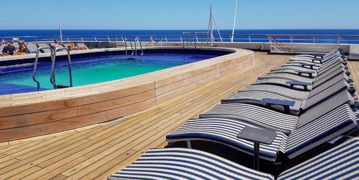 Oasis Pool auf dem Pooldeck auf MS Vasco da Gama