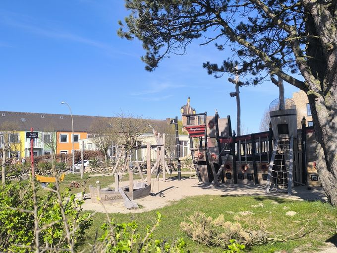 Spielplatz mit Klettergerüst und Sandkasten