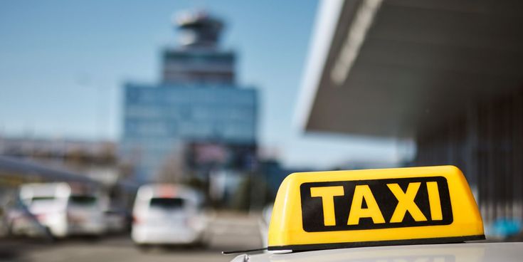 Gelbes Taxi mit leuchtendem Taxi-Schild