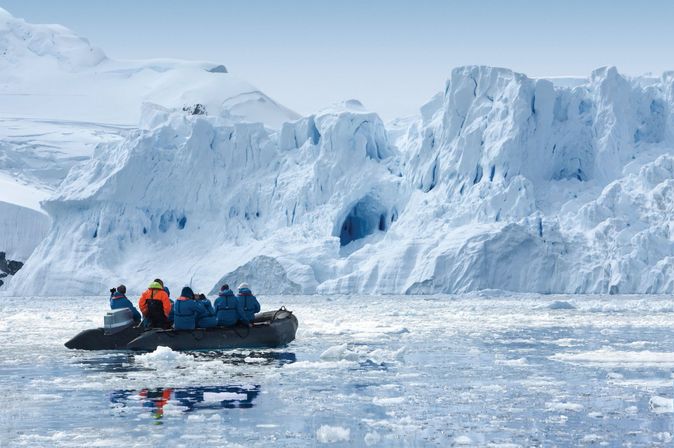 zodiac im Eismeer auf Grönland