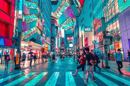 Shoppingmeile in Tokio bei früher Nacht in Japan