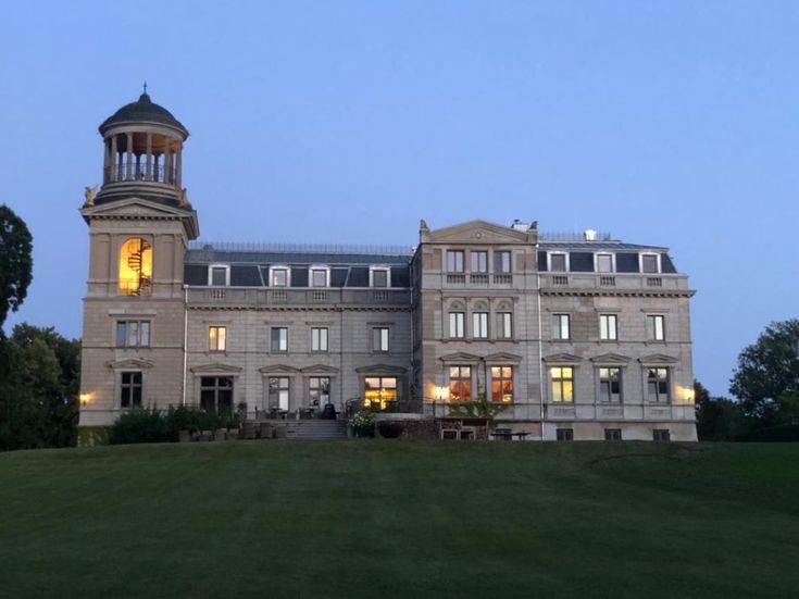 Blick auf Schloss Kaarz im Abendlicht