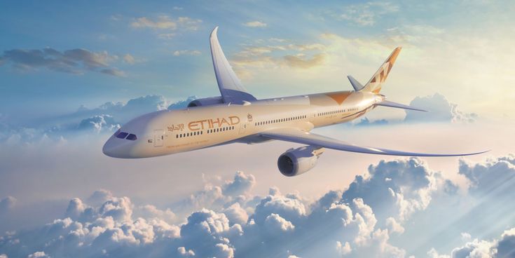 Luftaufnahme einer Boeing 787 von Etihad Airways am Himmel über den Wolken