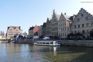 Gebäude am Fluss und Schiff in einer Stadt in Belgien