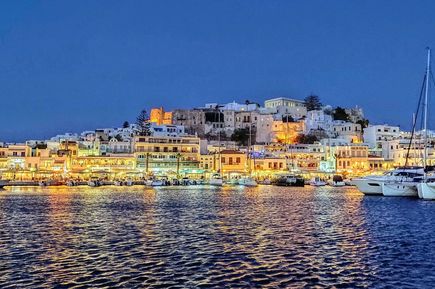 Berghügel in Naxos bei früher Nacht