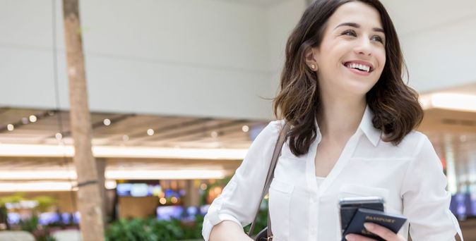 Air France-KLM Corporate Benefits Program: Frau mit Pass lächelt