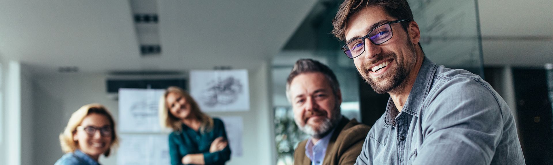 Vier Geschäftsleute beim Meeting