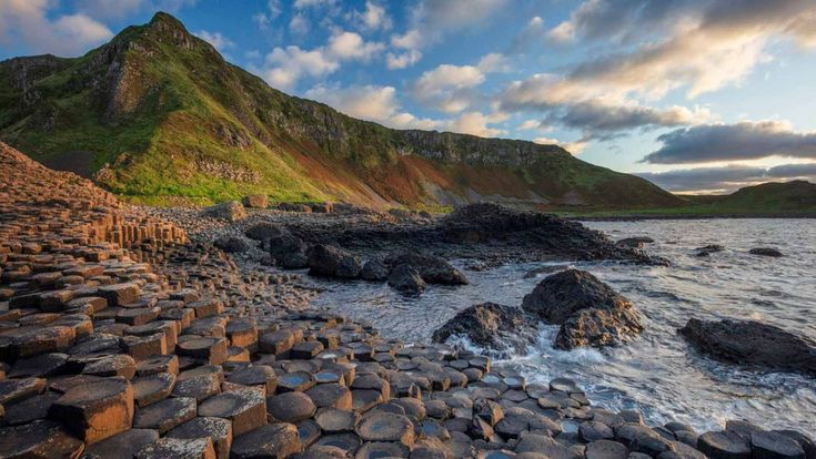 Basaltsäulen des Giant’s Causeway ragen beeindruckend aus dem Meer an der Nordküste Irlands.