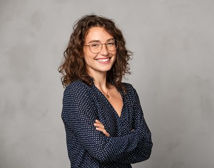 Lachende Frau mit Brille