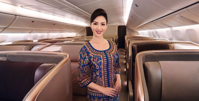 Singapore Airlines Stewardess in der B777 Business Class