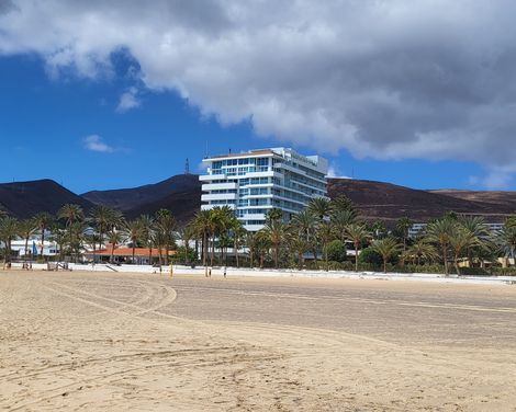Blick auf den Club Jandia Playa vom Strand aus 
